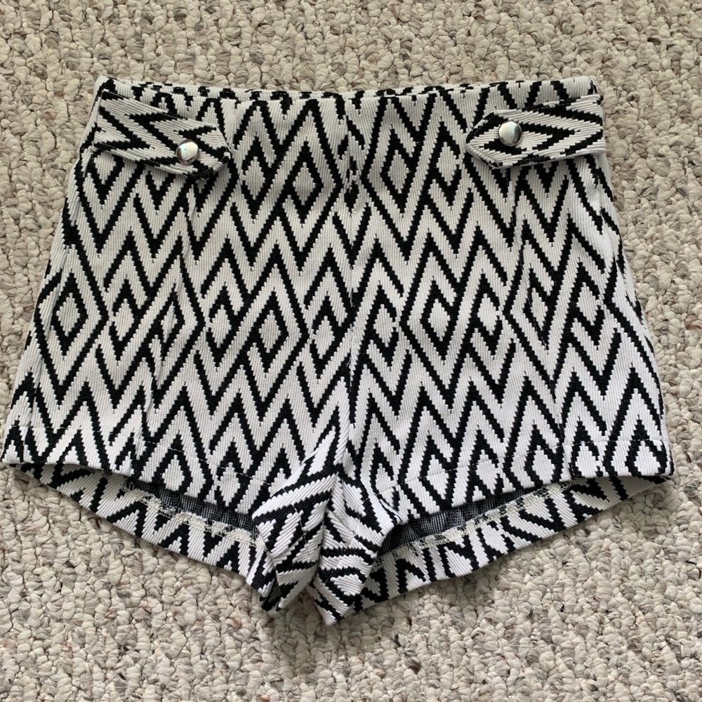 High waisted geometric pattern shorts